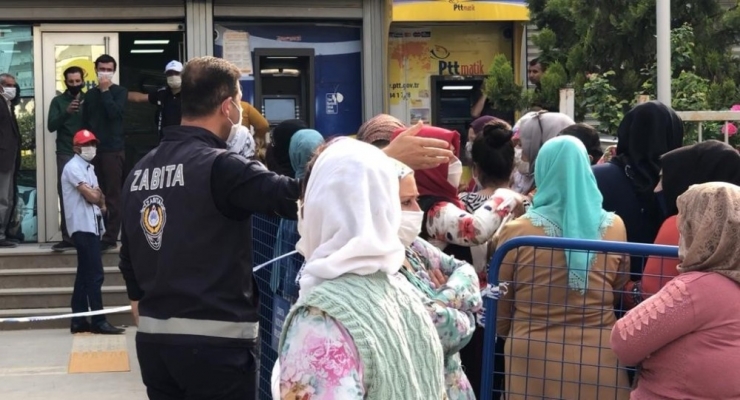 Zabıtanın Uyarısına Rağmen Ptt Önlerinde Sosyal Mesafeye Uyulmuyor