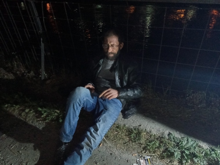 Alkolü Fazla Alınca Şehitlik Duvarından Düştü