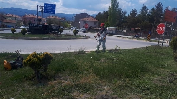 Parklar Ve Yol Kavşaklarında Ot Biçimi Ve Bahar Temizliği Yapılıyor