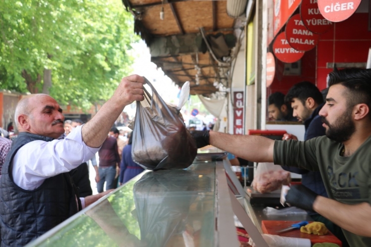 Şanlıurfa’da Vatandaşlar Sakatat Almak İçin Yarıştı