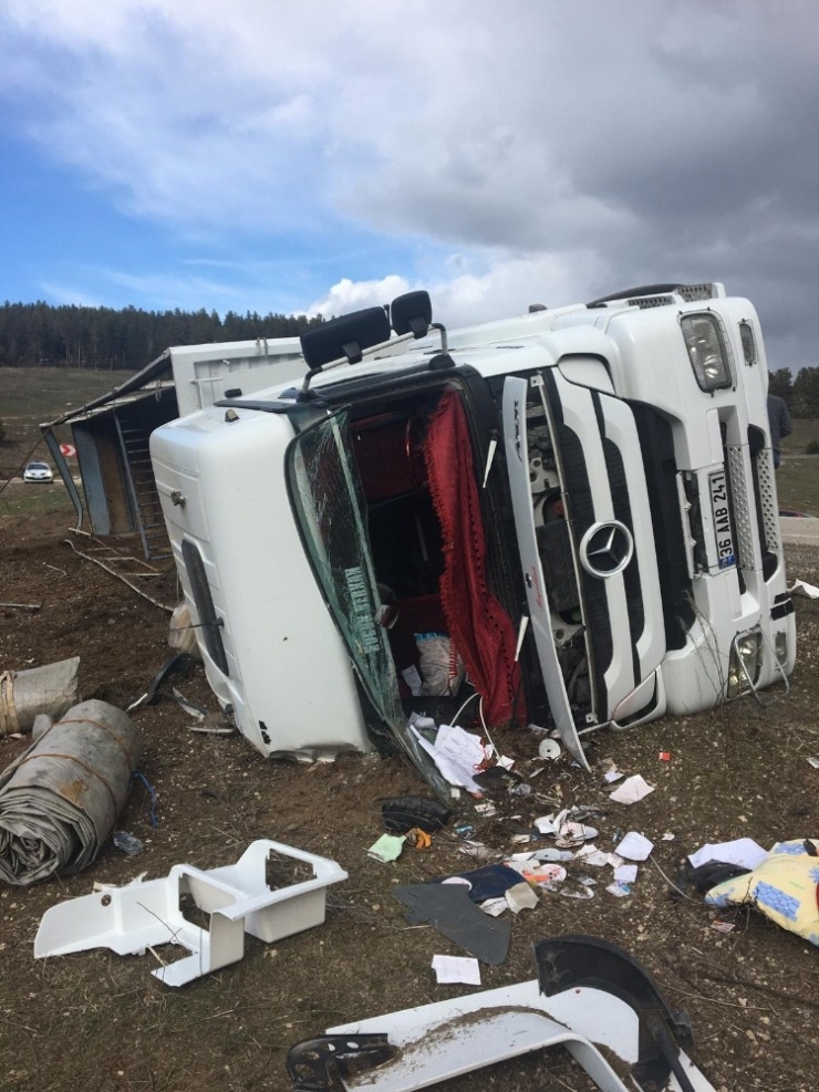 Kars’ta Büyükbaş Hayvan Taşıyan Tır Kaza Yaptı
