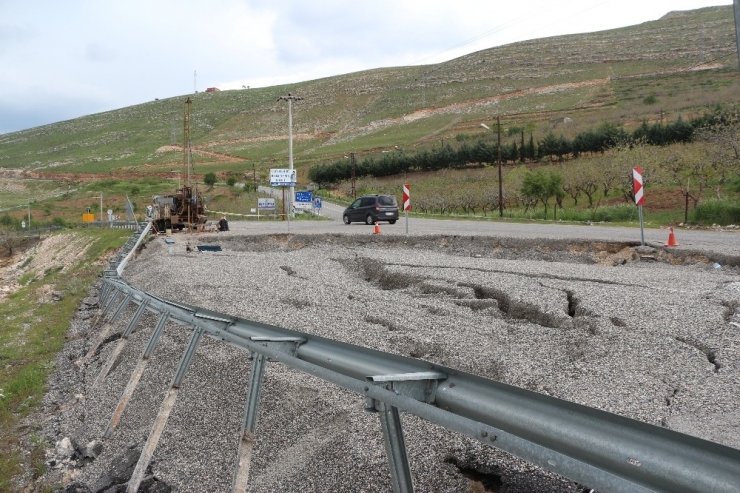 Siirt’te Aşırı Yağışlar Nedeni İle Asfalt Yol Çöktü