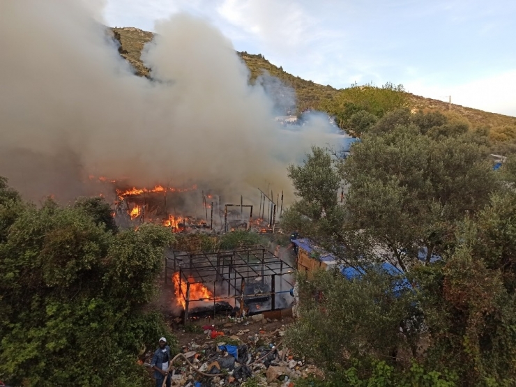 Sisam Adası’ndaki Yangınzede Göçmenler Sokaklarda Yatıyor