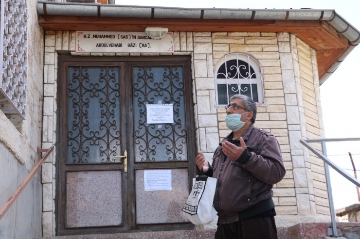 Korona Dolayısıyla Türbeye Giremeyen Vatandaşlar, Dualarını Dışarıda Yaptı
