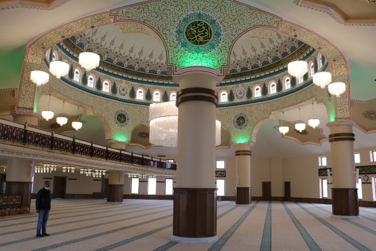 Türkiye’nin Tamamlanan İlk Ay Yıldızlı Camisi, Covid-19 Engeline Takılınca İbadete Açılamadı