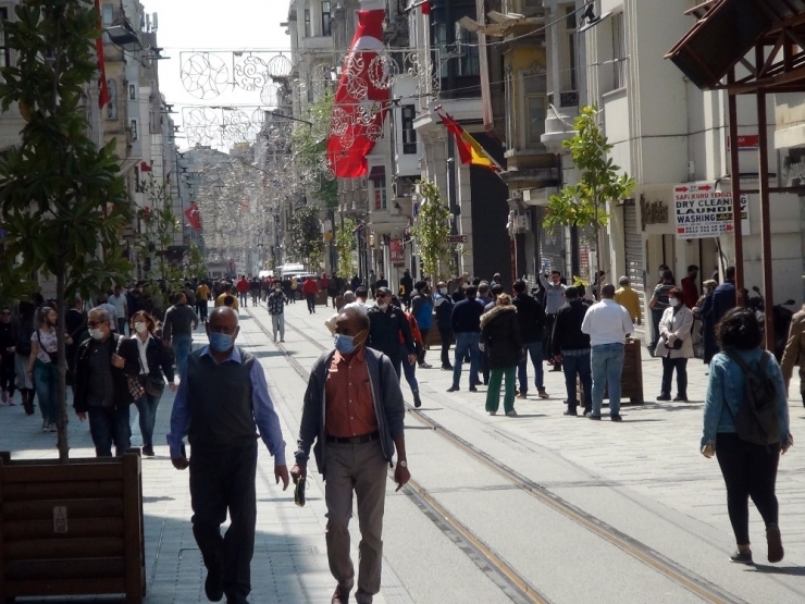Taksim’de Yunuslar Maskesiz Dolaşanlara Göz Açtırmıyor