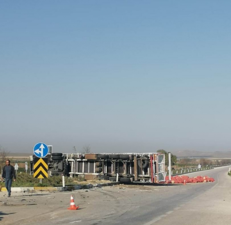 Tırla Çarpışan Traktör İkiye Bölündü