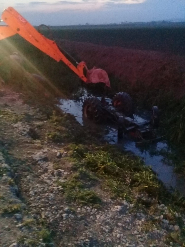 Baba İle Oğlu Devrilen Traktörün Altında Yaralı Kurtuldu