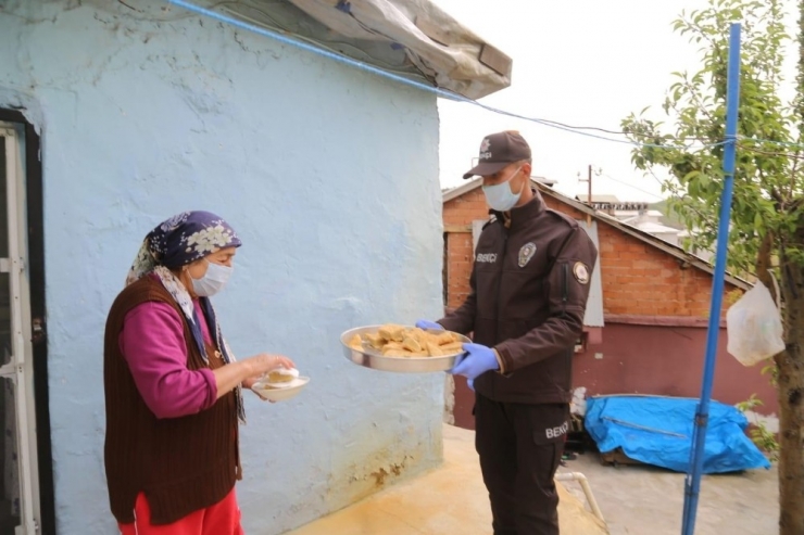 Vefa Grubu, Fadime Teyzenin Hayrını Kapı Kapı Dağıttı
