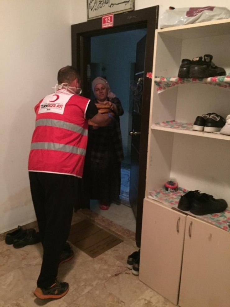 Evden Çıkamayanlara Kızılay’dan Ramazan Pidesi