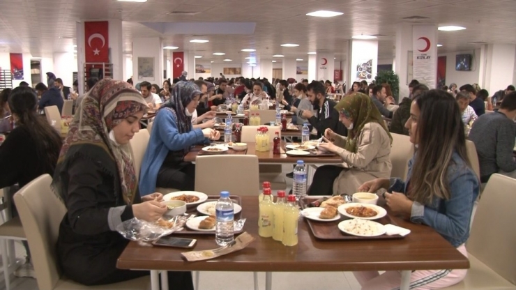 Türk Kızılay Başkanı Kınık, Sağlık Çalışanlarına İftarda Eşlik Etti