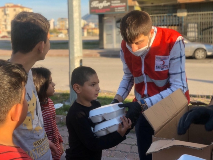 Kızılay, Kayseri’de Her Gün 4 Bin Kişiye Yemek Dağıtıyor