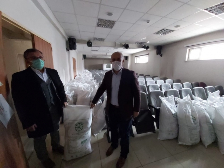 Çaldıranlı İş Adamından İhtiyaç Sahiplerine 400 Koli Gıda Desteği