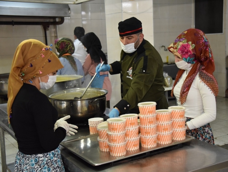 İftarlıklar Yunusemre Belediyesinden