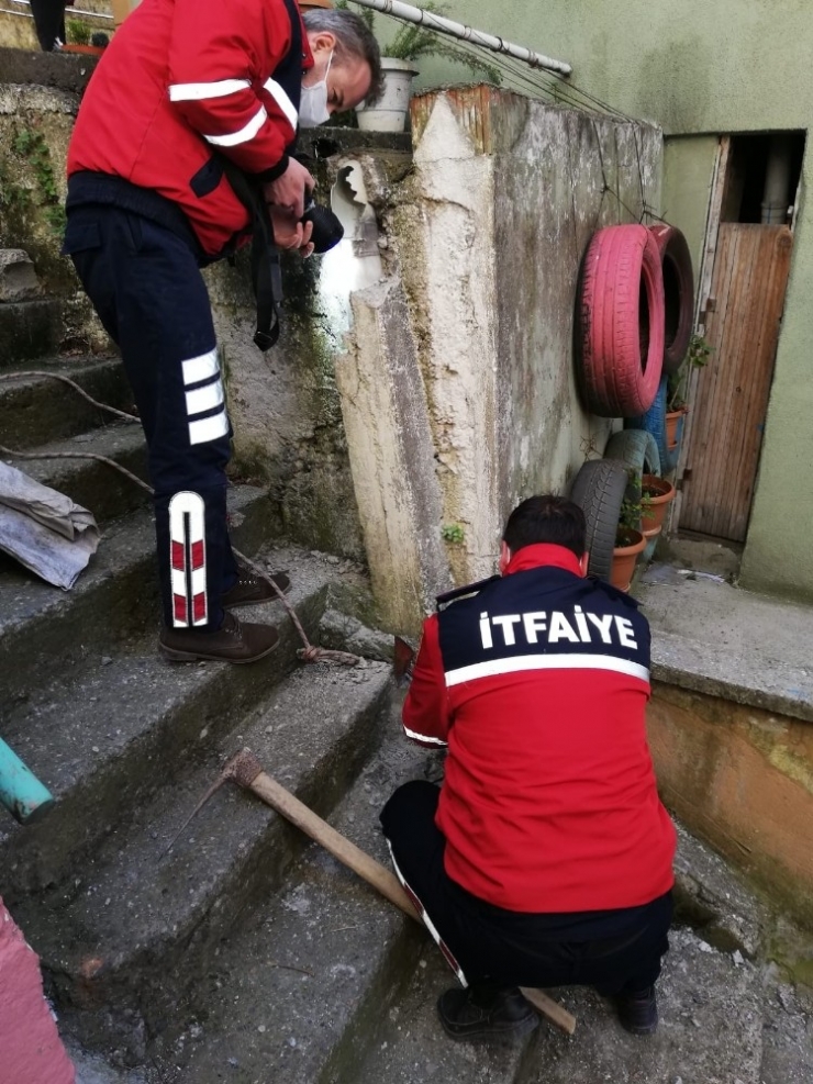 Gidere Sıkışan Yavru Kediyi İtfaiye Kurtardı