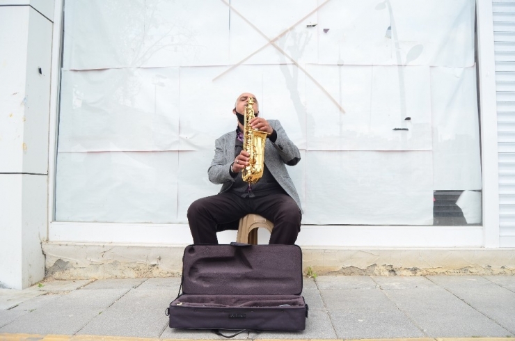 Caddeyi Saksafon Sesiyle Şenlendirdi