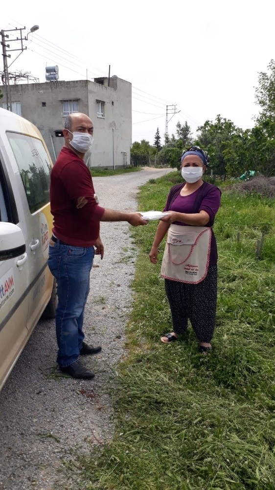 Ptt Görevlileri Maske Dağıtmaya Devam Ediyor