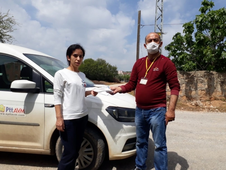 Ptt Görevlileri Maske Dağıtmaya Devam Ediyor