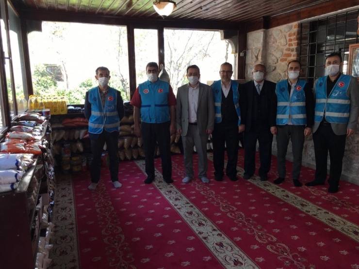 Camiler İhtiyaç Sahiplerine Aracılık Ediyor