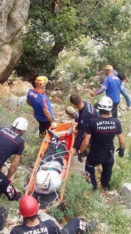 Ayağı Kırılıp Dağlık Alanda Mahsur Kalan Kişi Kurtarıldı