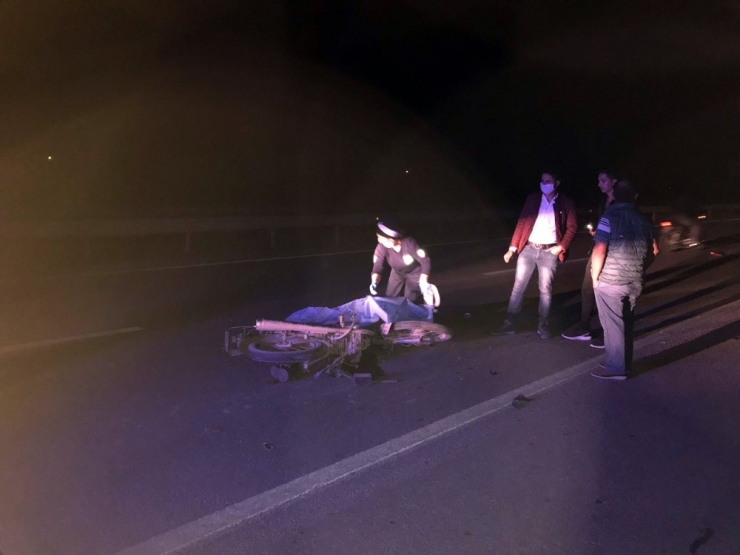 Kamyona Çarpan Motosikletli Hayatını Kaybetti