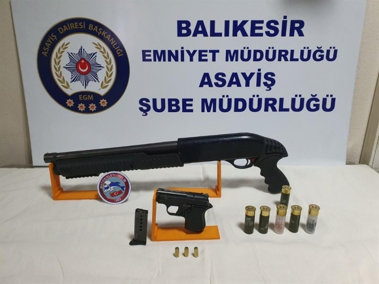 Balıkesir’de Polis 5 Silah Ele Geçirdi