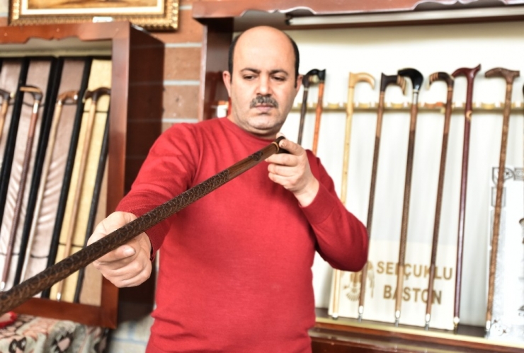 Sağlık Bakanı Koca’ya Bin Yıllık Ceviz Ağacından Özel Baston