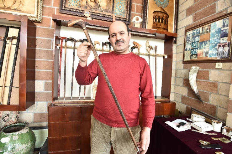 Sağlık Bakanı Koca’ya Bin Yıllık Ceviz Ağacından Özel Baston