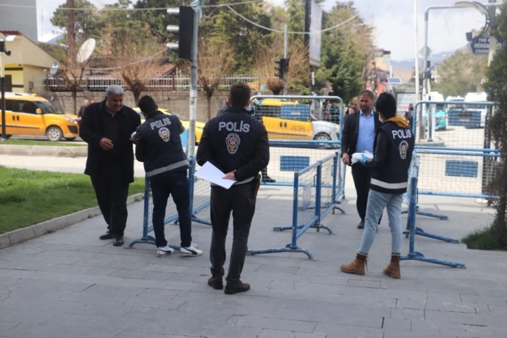 Tatvan’da Sosyal Mesafe Kontrol Noktaları Oluşturuldu