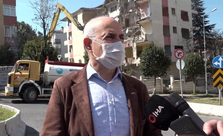 Büyükçekmece’de Hasar Gören Binaların Yıkımına Devam Edildi