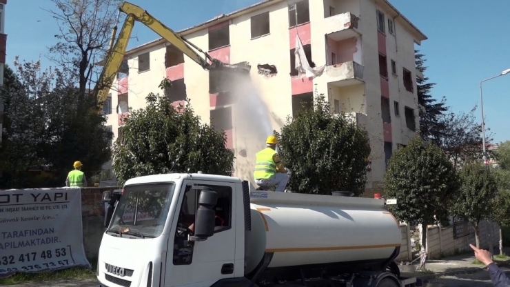 Büyükçekmece’de Hasar Gören Binaların Yıkımına Devam Edildi