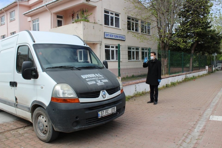 Kaymakam Açıkgöz, “640 Paket Kıyma Dağıtımı Yaptık”