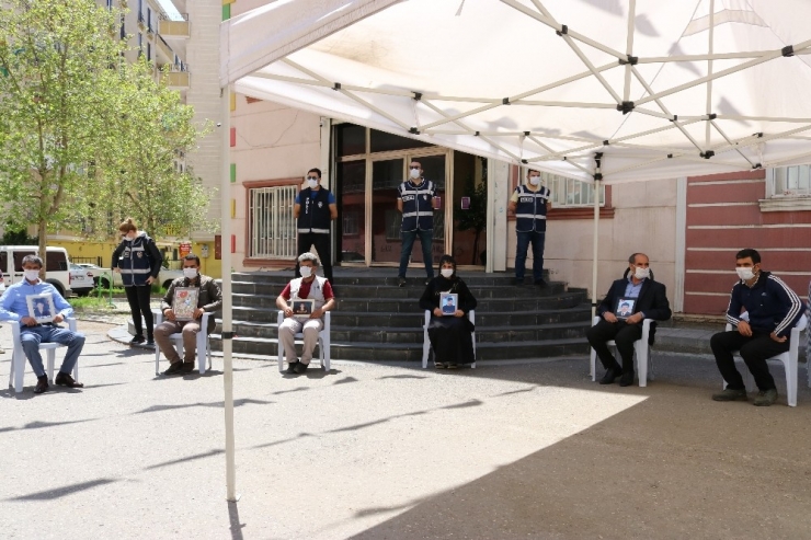 Hdp Önündeki Ailelerin Evlat Nöbeti 240’ıncı Günde