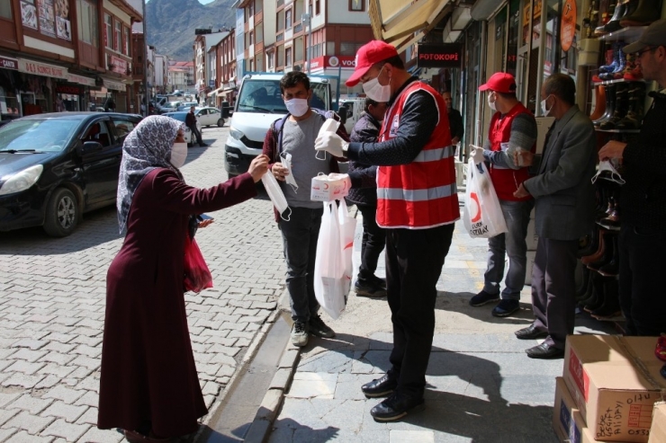 Kızılay Oltu’da Maske Ve Dezenfekten Dağıttı