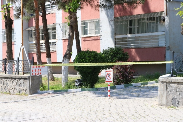 Komşuları Korona Virüse Yakalandı, Kendileri Oy Birliği İle Gönüllü Olarak Karantinaya Girdi