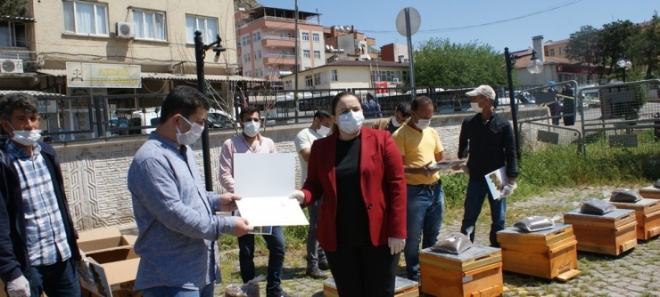 Çermik’te 40 Çiftçiye Bin 200 Kovan Dağıtıldı