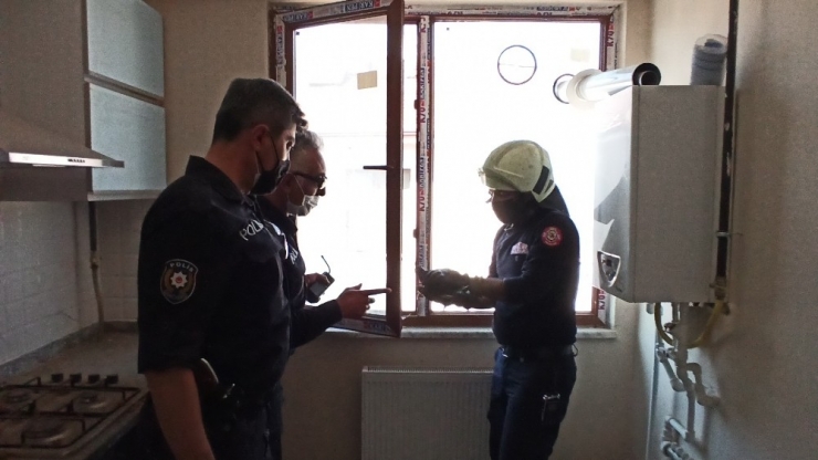 Yaşlı Kadın Pencereye Sıkışan Kuşu Görünce "Keşke Bende Kuş Olsam Kurtarsam”