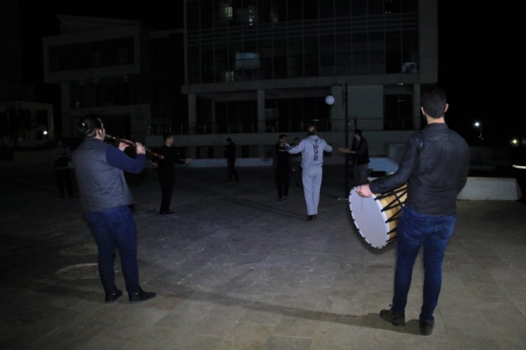 Sağlıkçılardan Elazığ’a Özgü, Davullu Klarnetli Sosyal Mesafeli Sahur Halayı