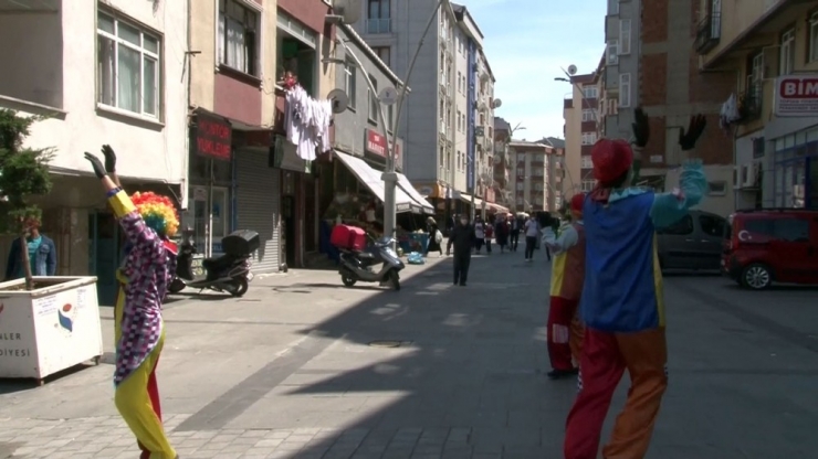 Kadınların Balkon Yarışması İzleyenleri Güldürdü