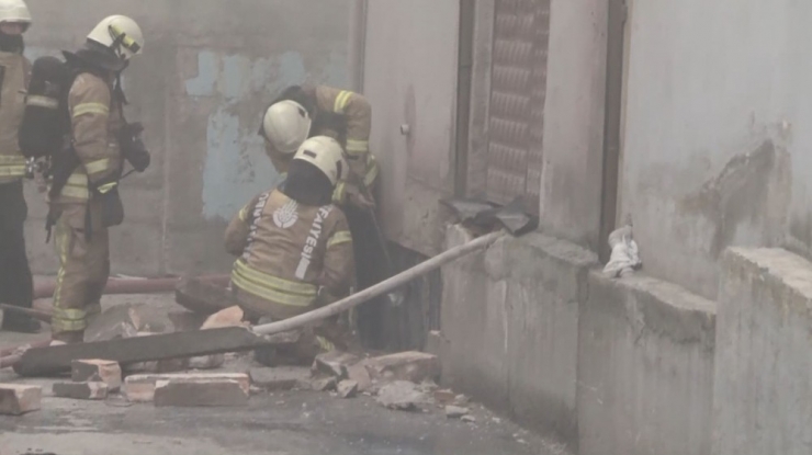 Esenyurt’ta İş Yerindeki Yangın Büyümeden Söndürüldü