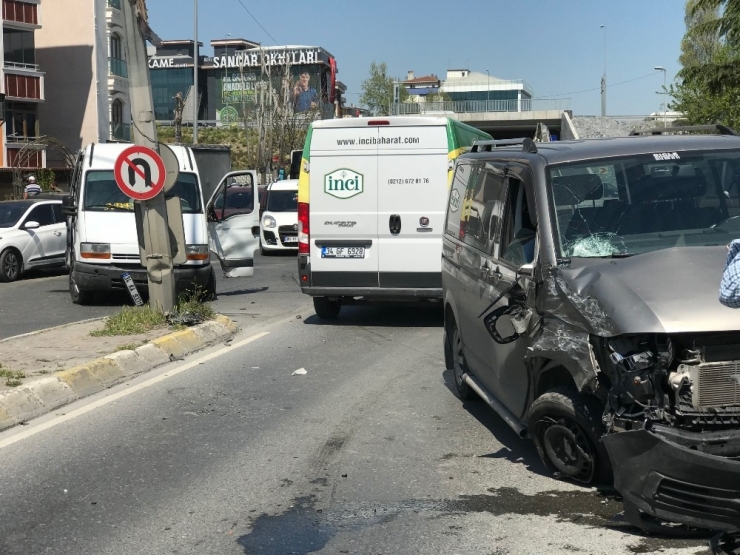 Gaziosmanpaşa’da 3 Araç Birbirine Girdi: 1 Yaralı