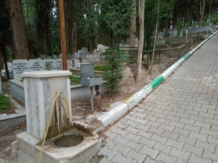 Mezarlıktaki Yasin Cüzleri Ve Kuranı Kerim Cd’lerini Yaktılar