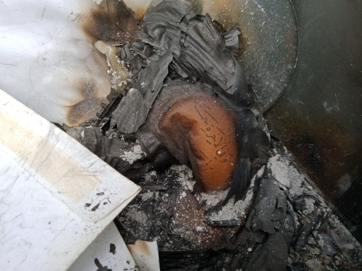 Mezarlıktaki Yasin Cüzleri Ve Kuranı Kerim Cd’lerini Yaktılar