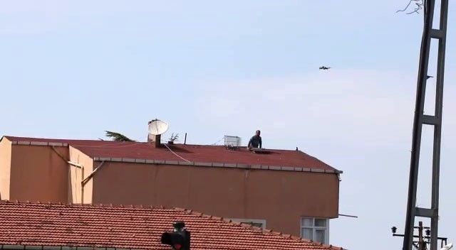 Hava Almak İçin Çatıya Çıktı Karşısında Polis Dronesini Görünce Şaşkına Döndü