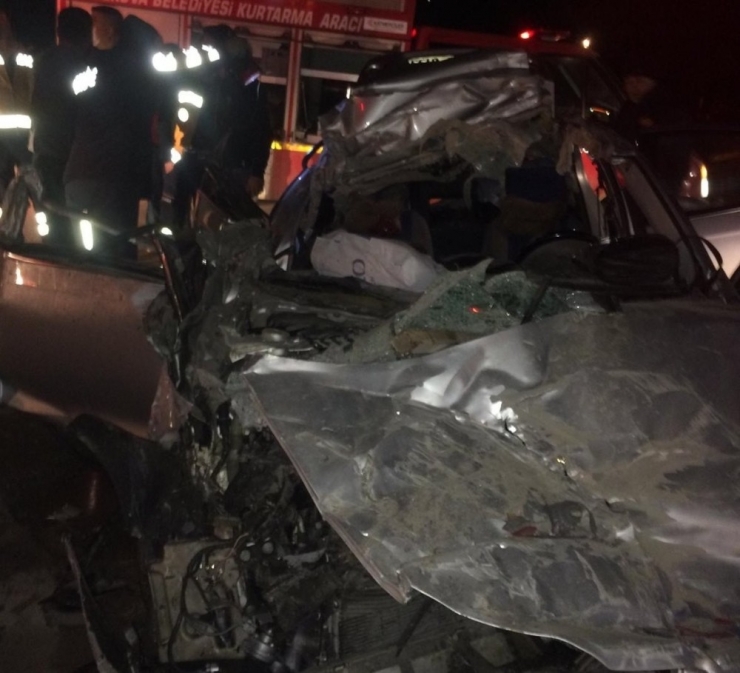 Otomobille Tır Çarpıştı: 1 Ölü, 1 Yaralı