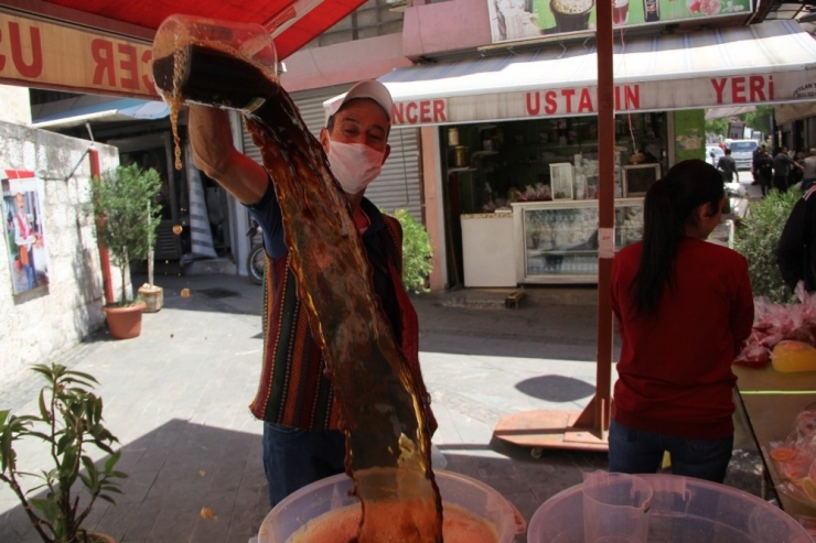 Ramazan Sofralarının Vazgeçilmezi: Meyan Şerbeti