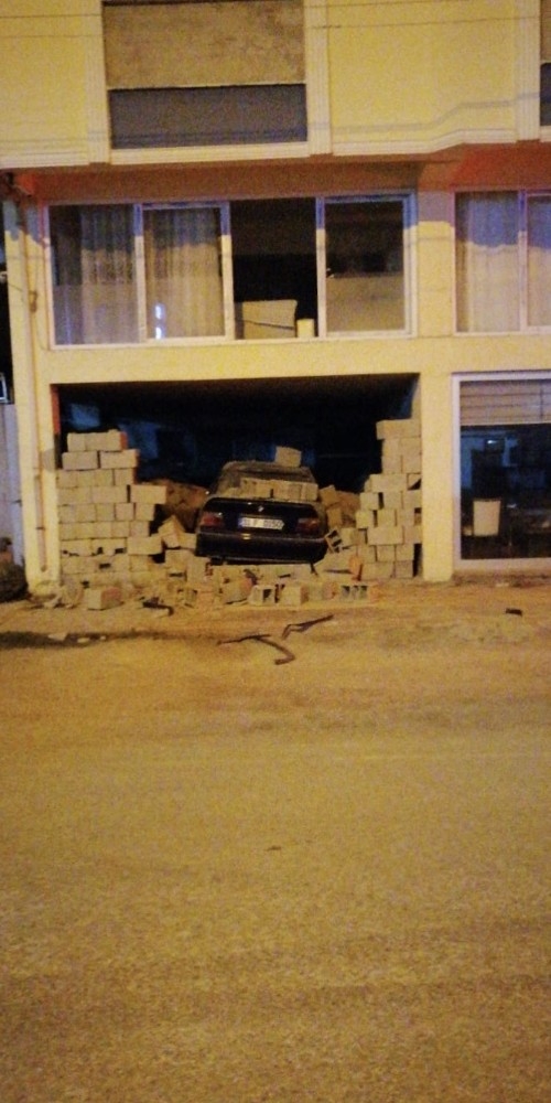 Samandağ’da Otomobil Duvardan İçeri Girdi