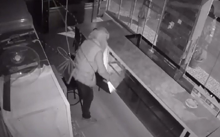 İş Yerinden Televizyon Çalan Hırsız Güvenlik Kamerasına Yakalandı