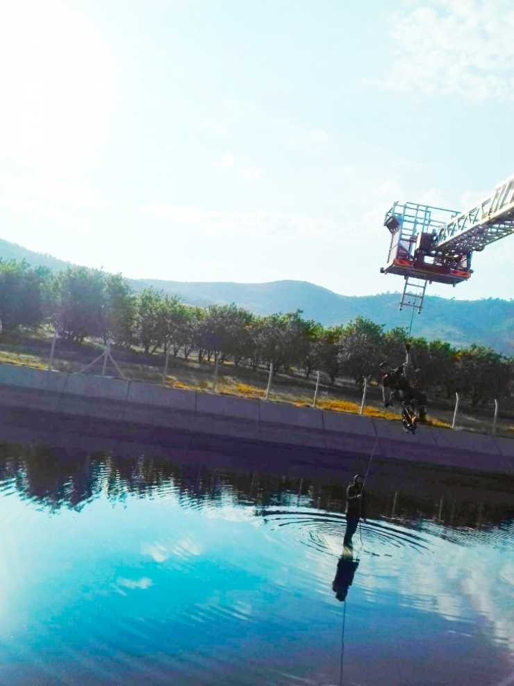 Sulama Kanalına Düşen Otomobilden Vinçle Kurtarıldı
