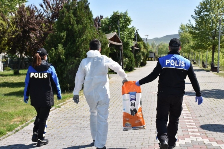 Polisler Hayvanları Besledi